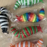 Fidget slak diverse kleuren assorti geleverd 15 cm bij GrappigSpul