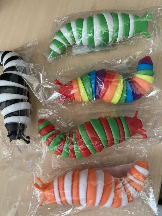 Fidget slak diverse kleuren assorti geleverd 15 cm bij GrappigSpul