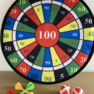 Dartbord Klitteband 36 cm met 2 balletjes en 3 pijltjes bij GrappigSpul