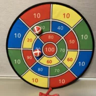 Dartbord klittenband 42 cm met 2 balletjes en 2 pijltjes bij GrappigSpul