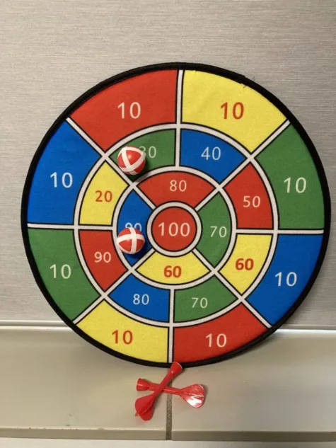 Dartbord klittenband 42 cm met 2 balletjes en 2 pijltjes bij GrappigSpul