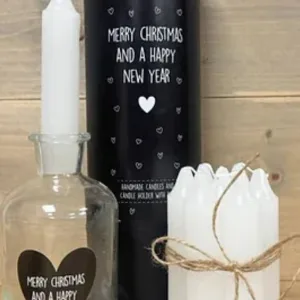 Koker met 7 kaarsjes en fles met tekst : Merry christmas and a happy new year bij GrappigSpul