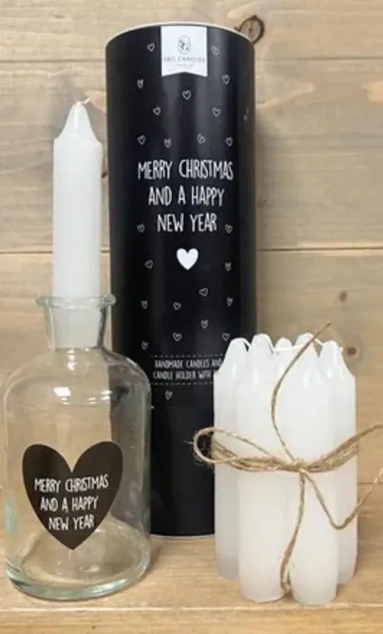Koker met 7 kaarsjes en fles met tekst : Merry christmas and a happy new year bij GrappigSpul